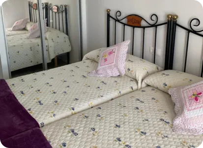 Dormitorio con cama de forja en El Hórreo del Abuelo