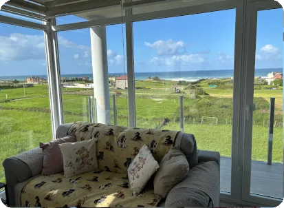 Salón con vistas al mar en El Hórreo del Abuelo